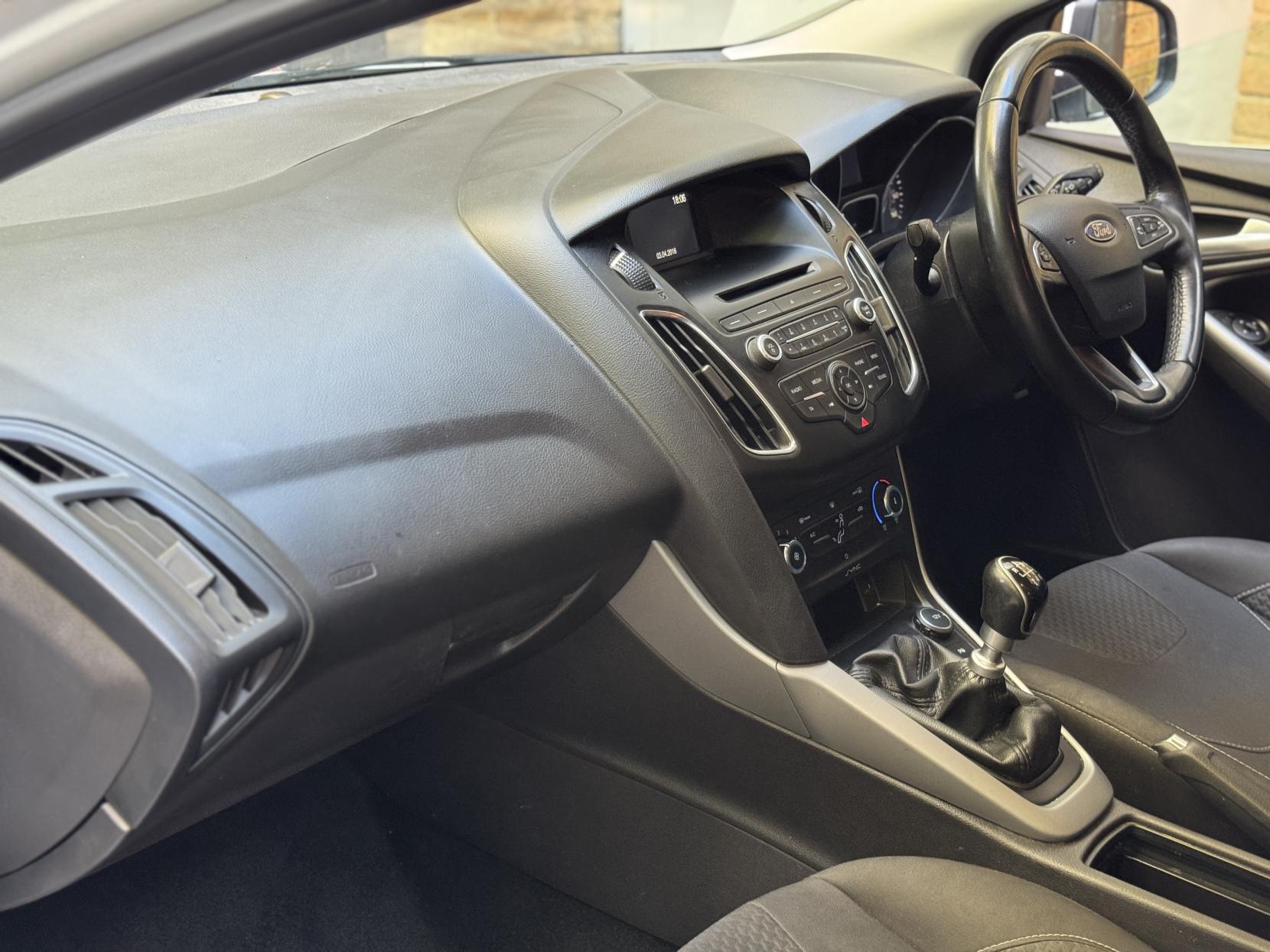 Ford Focus 1.0T EcoBoost Zetec Hatchback 5dr Petrol Manual Euro 6 (s/s) (125 ps)