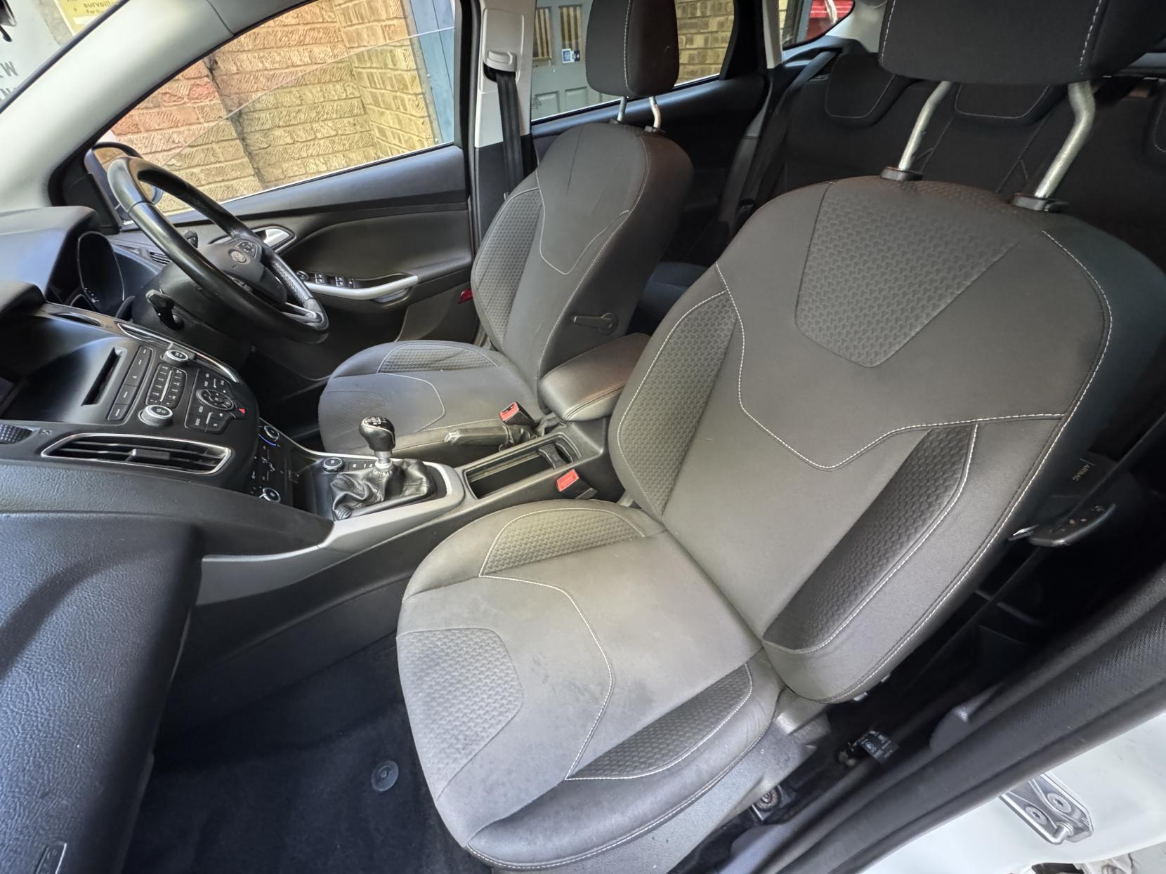Ford Focus 1.0T EcoBoost Zetec Hatchback 5dr Petrol Manual Euro 6 (s/s) (125 ps)