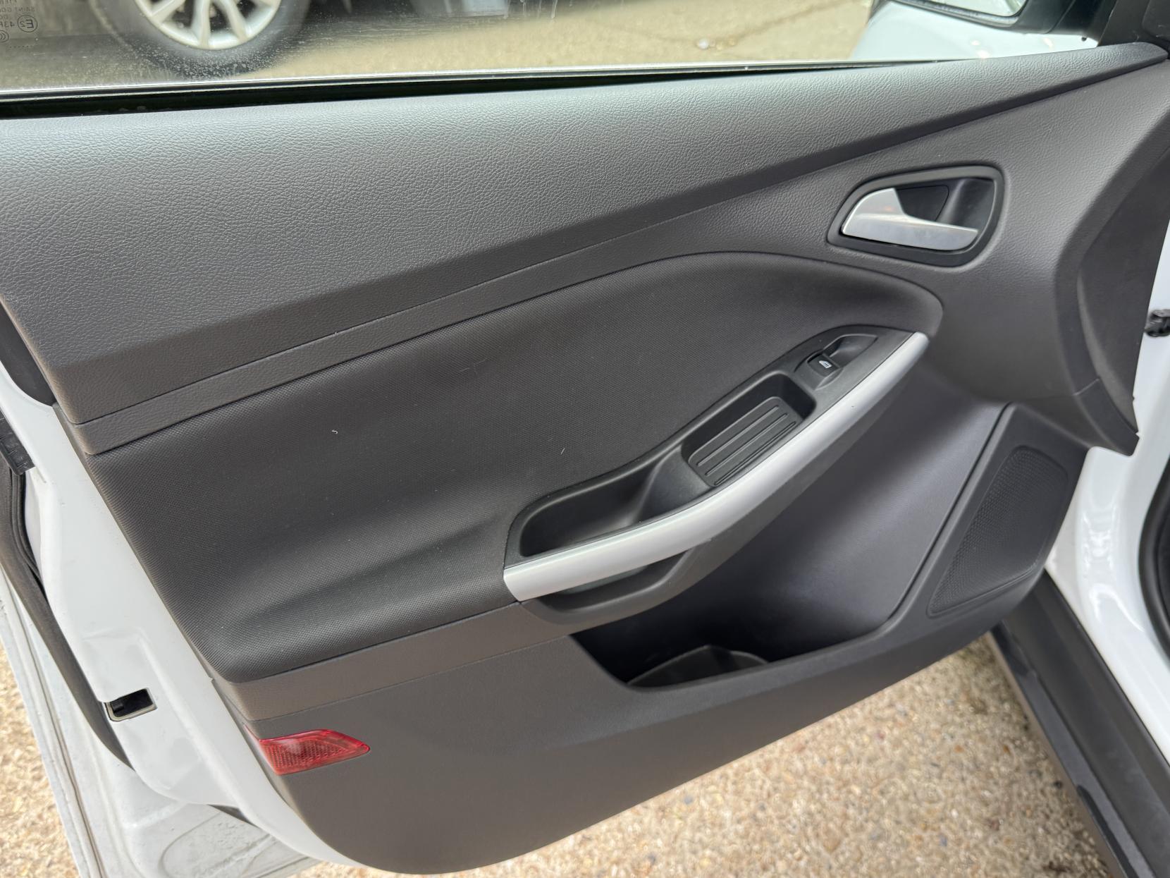Ford Focus 1.0T EcoBoost Zetec Hatchback 5dr Petrol Manual Euro 6 (s/s) (125 ps)