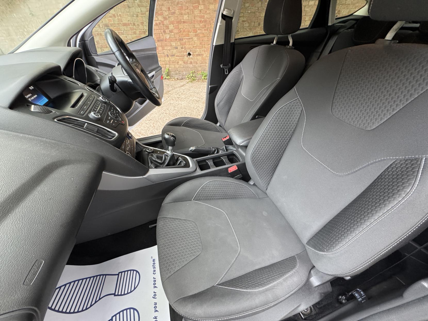 Ford Focus 1.0T EcoBoost Zetec Hatchback 5dr Petrol Manual Euro 6 (s/s) (125 ps)