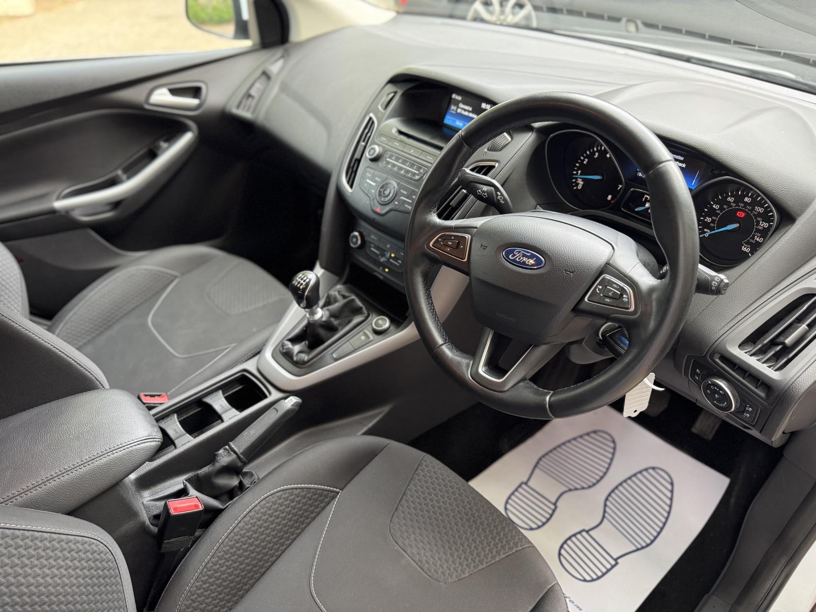 Ford Focus 1.0T EcoBoost Zetec Hatchback 5dr Petrol Manual Euro 6 (s/s) (125 ps)