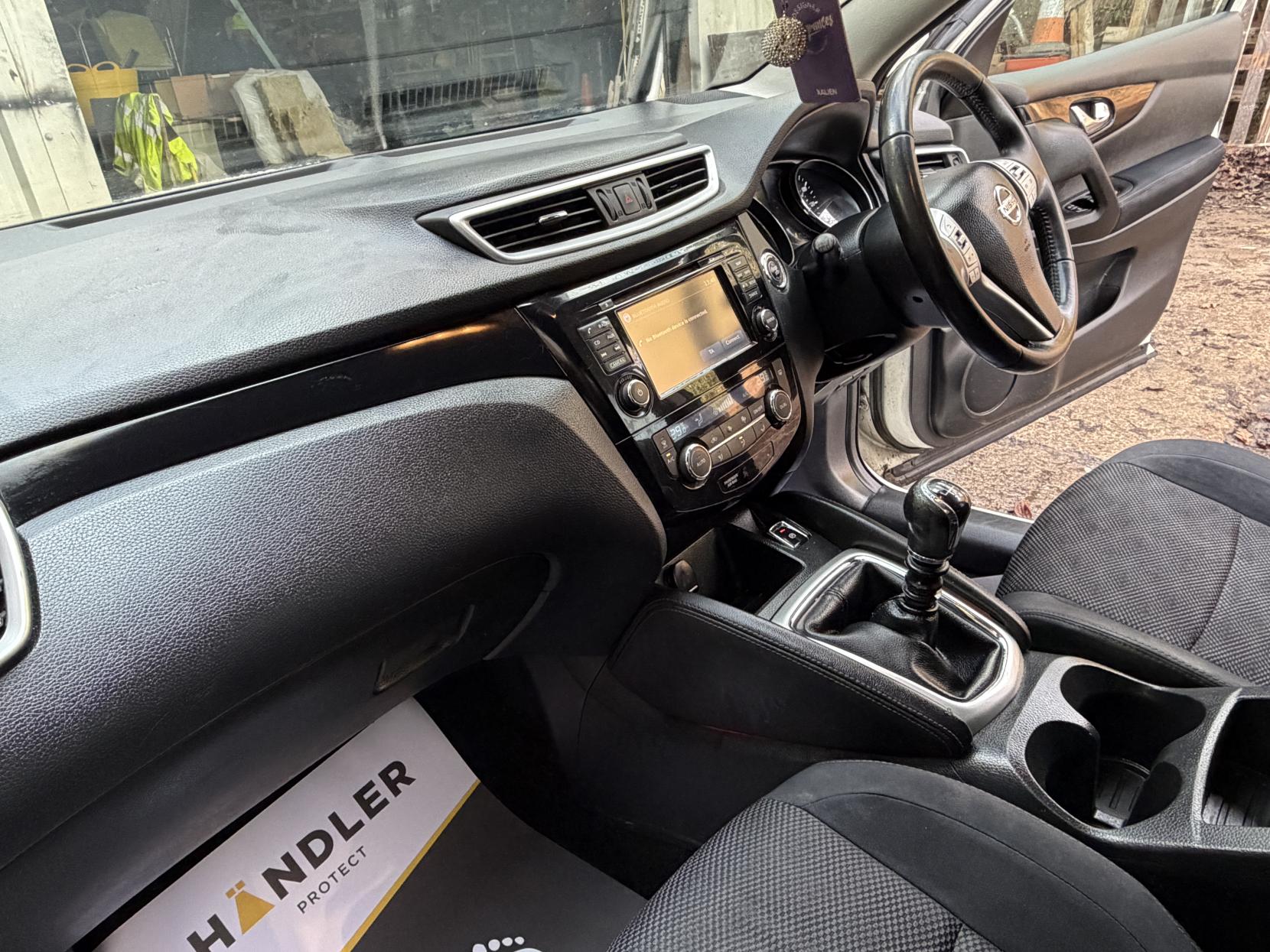 Nissan Qashqai 1.2 DIG-T n-tec SUV 5dr Petrol Manual 2WD Euro 5 (s/s) (115 ps)