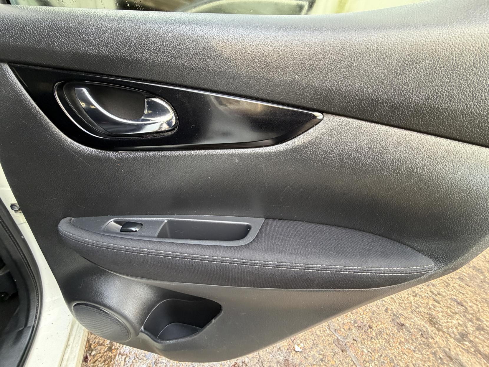 Nissan Qashqai 1.2 DIG-T n-tec SUV 5dr Petrol Manual 2WD Euro 5 (s/s) (115 ps)