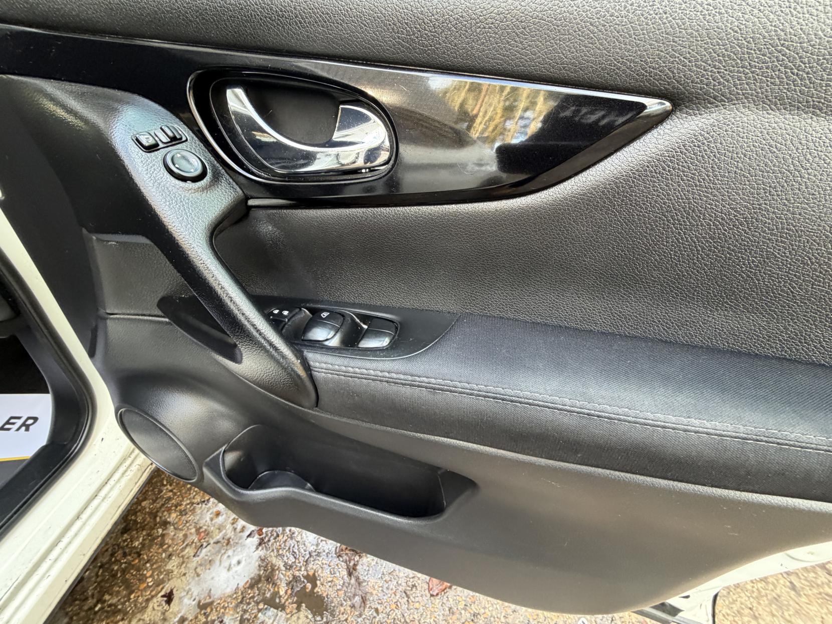 Nissan Qashqai 1.2 DIG-T n-tec SUV 5dr Petrol Manual 2WD Euro 5 (s/s) (115 ps)