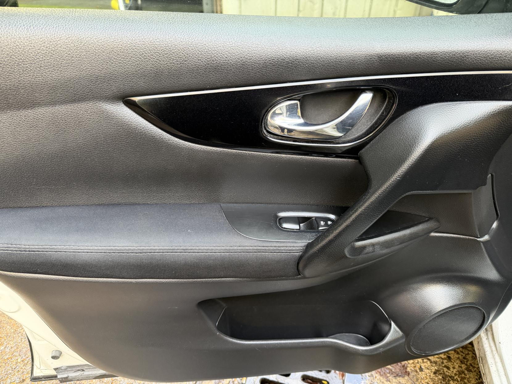 Nissan Qashqai 1.2 DIG-T n-tec SUV 5dr Petrol Manual 2WD Euro 5 (s/s) (115 ps)