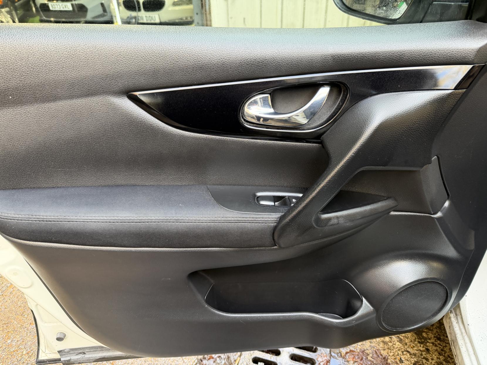 Nissan Qashqai 1.2 DIG-T n-tec SUV 5dr Petrol Manual 2WD Euro 5 (s/s) (115 ps)