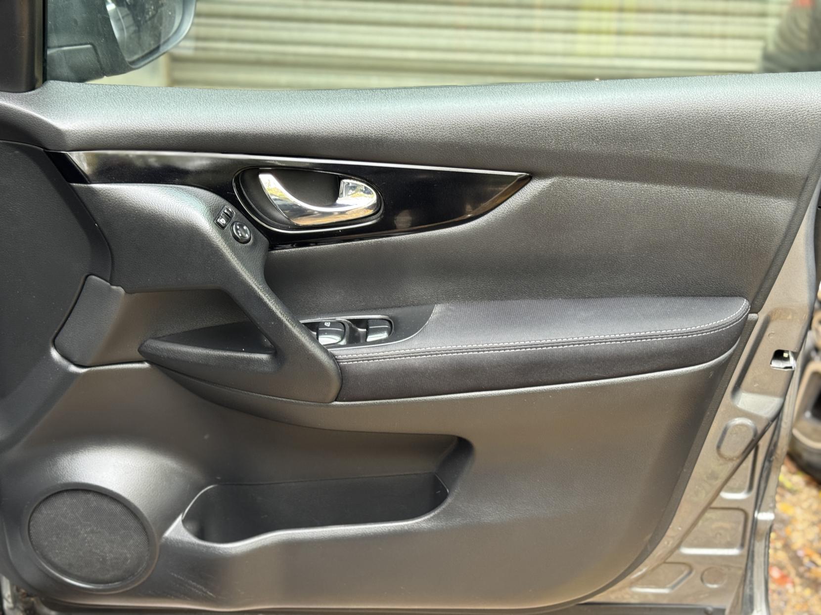 Nissan Qashqai 1.2 DIG-T N-Connecta SUV 5dr Petrol Manual 2WD Euro 6 (s/s) (115 ps)