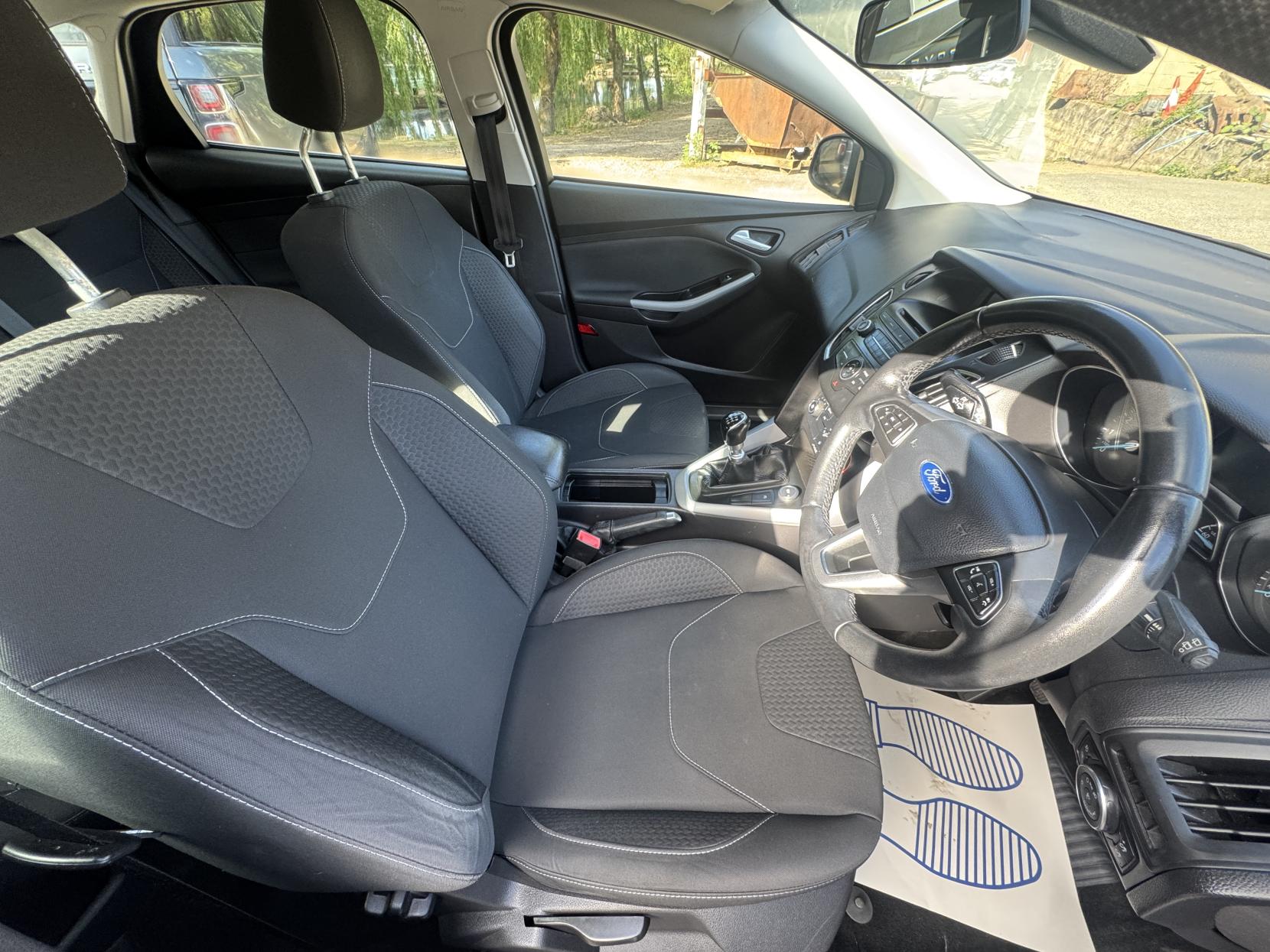 Ford Focus 1.0T EcoBoost Zetec Hatchback 5dr Petrol Manual Euro 6 (s/s) (125 ps)