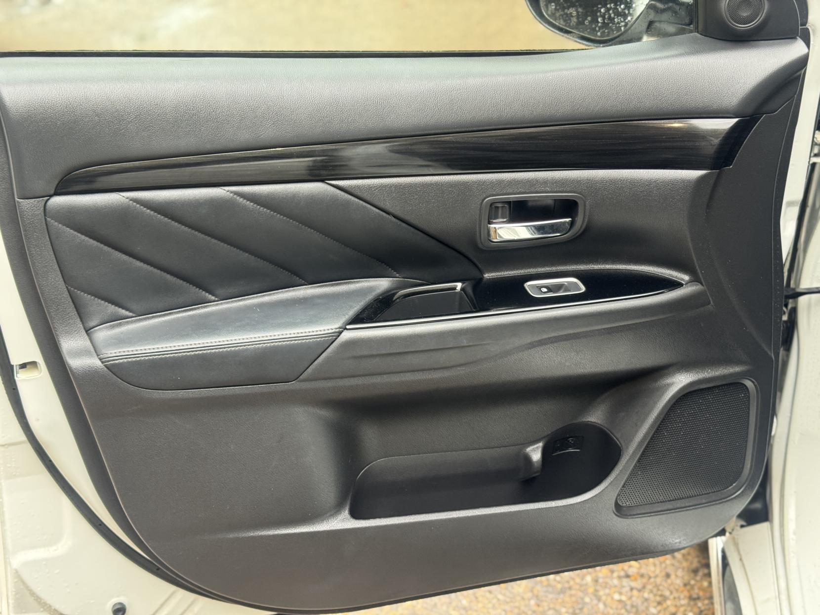 Mitsubishi Outlander 2.0h 12kWh GX4h SUV 5dr Petrol Plug-in Hybrid CVT 4WD Euro 6 (s/s) (200 ps)