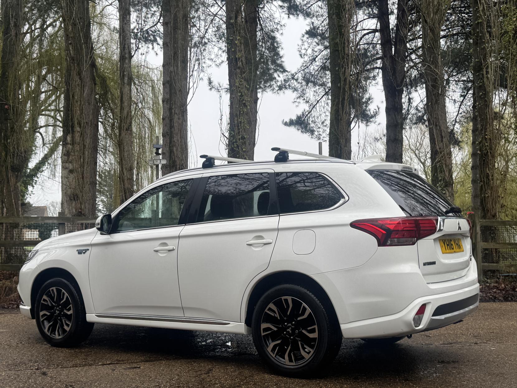 Mitsubishi Outlander 2.0h 12kWh GX4h SUV 5dr Petrol Plug-in Hybrid CVT 4WD Euro 6 (s/s) (200 ps)