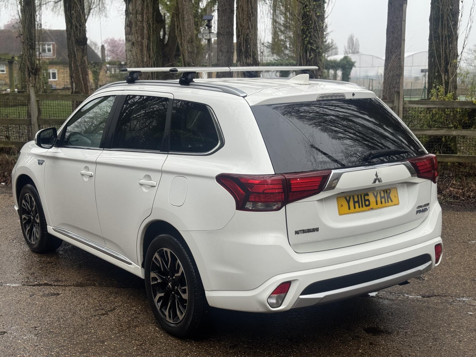 Mitsubishi Outlander 2.0h 12kWh GX4h SUV 5dr Petrol Plug-in Hybrid CVT 4WD Euro 6 (s/s) (200 ps)