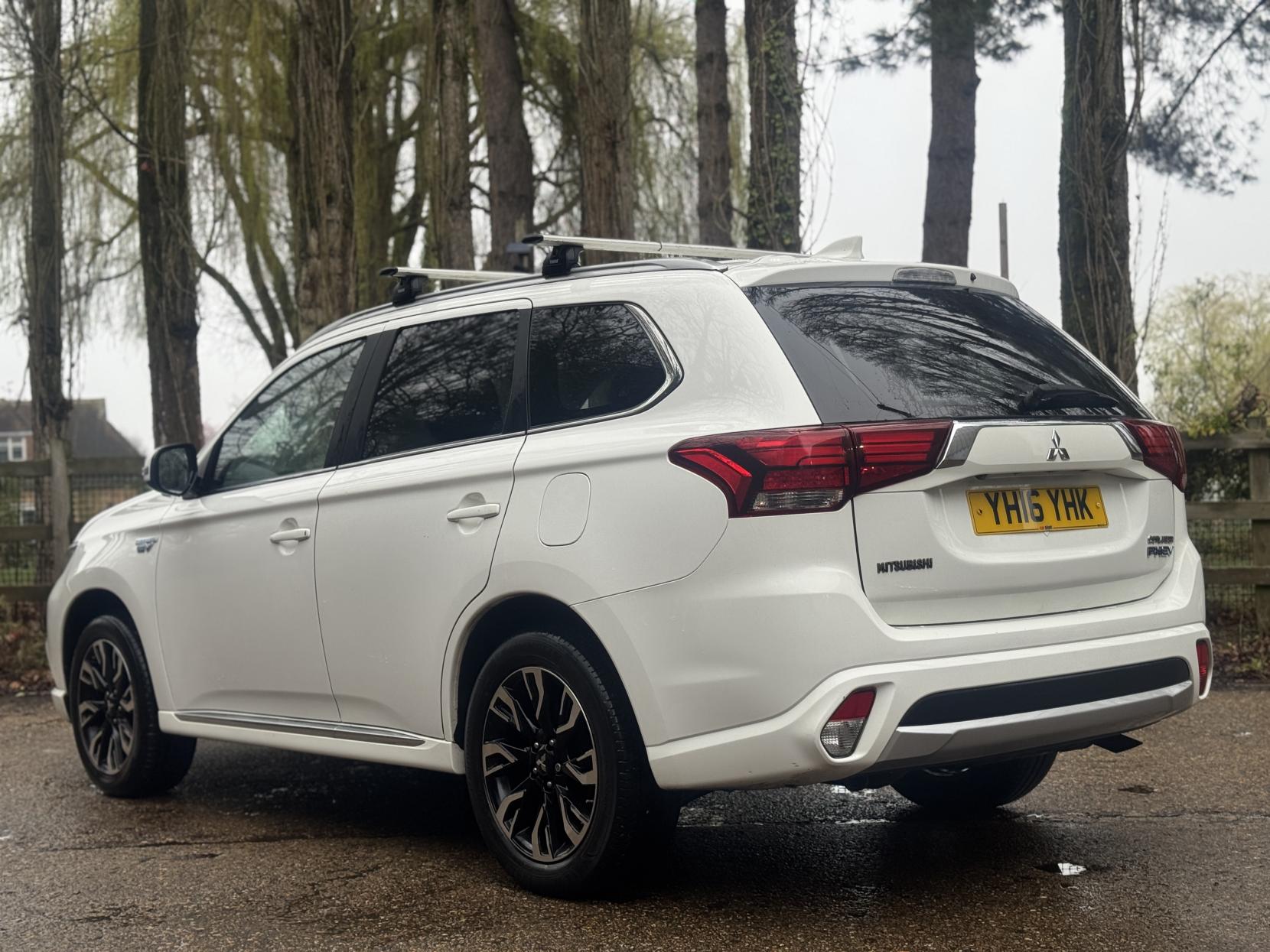 Mitsubishi Outlander 2.0h 12kWh GX4h SUV 5dr Petrol Plug-in Hybrid CVT 4WD Euro 6 (s/s) (200 ps)