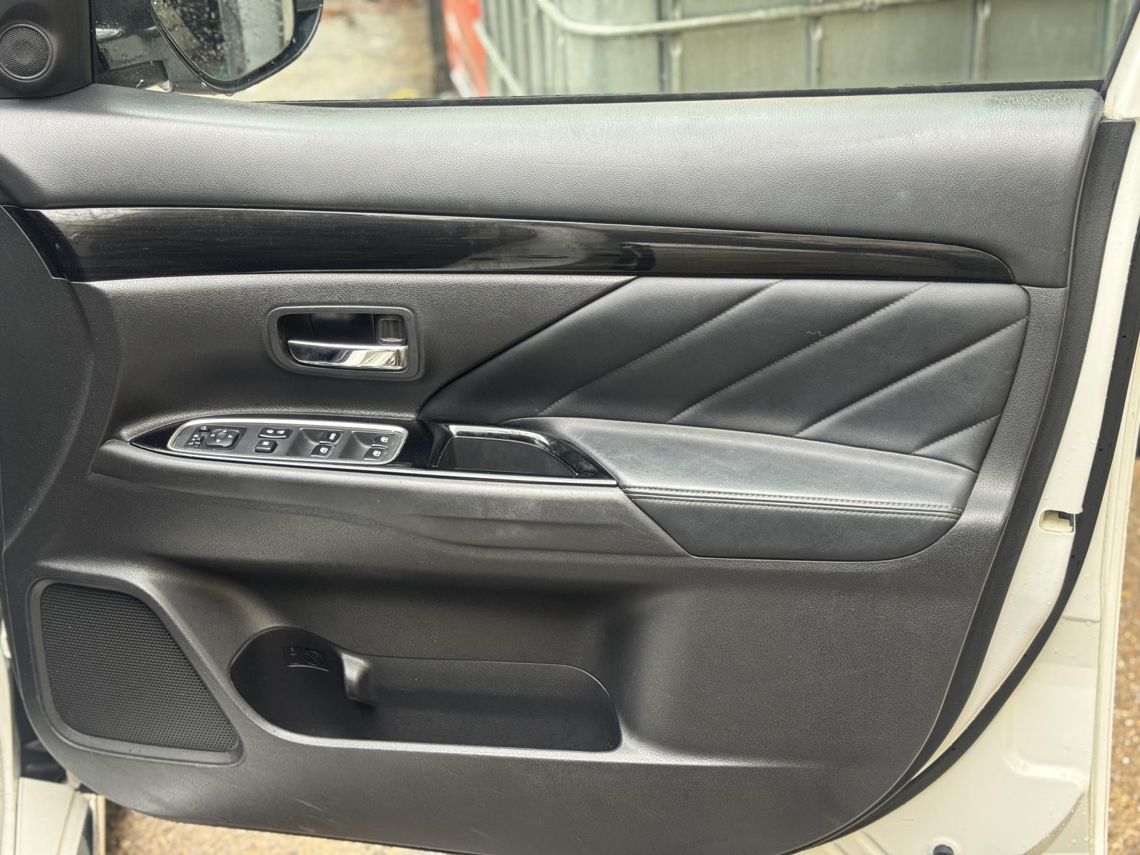 Mitsubishi Outlander 2.0h 12kWh GX4h SUV 5dr Petrol Plug-in Hybrid CVT 4WD Euro 6 (s/s) (200 ps)