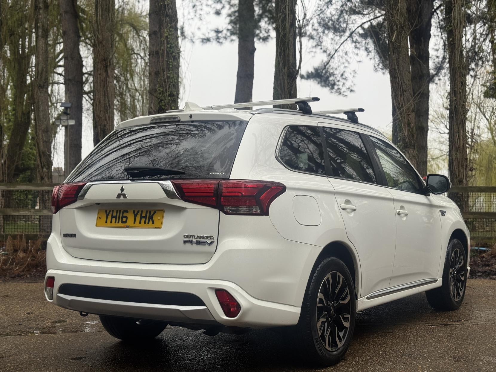 Mitsubishi Outlander 2.0h 12kWh GX4h SUV 5dr Petrol Plug-in Hybrid CVT 4WD Euro 6 (s/s) (200 ps)