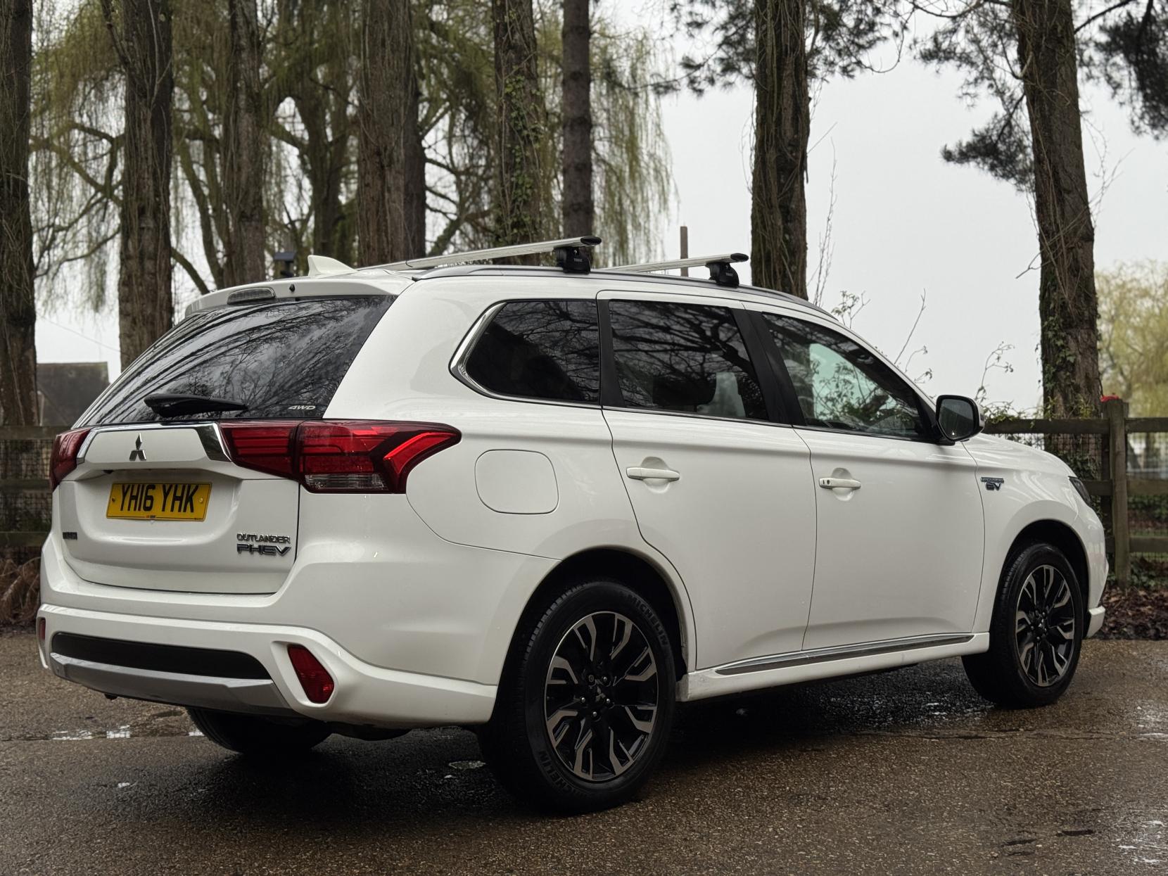 Mitsubishi Outlander 2.0h 12kWh GX4h SUV 5dr Petrol Plug-in Hybrid CVT 4WD Euro 6 (s/s) (200 ps)