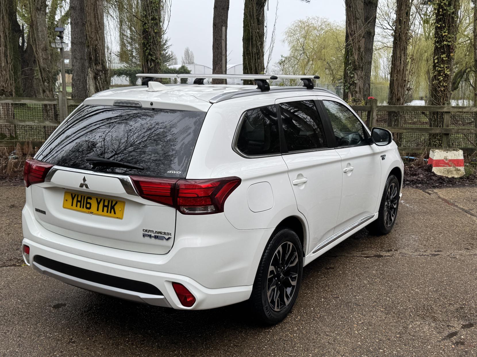 Mitsubishi Outlander 2.0h 12kWh GX4h SUV 5dr Petrol Plug-in Hybrid CVT 4WD Euro 6 (s/s) (200 ps)