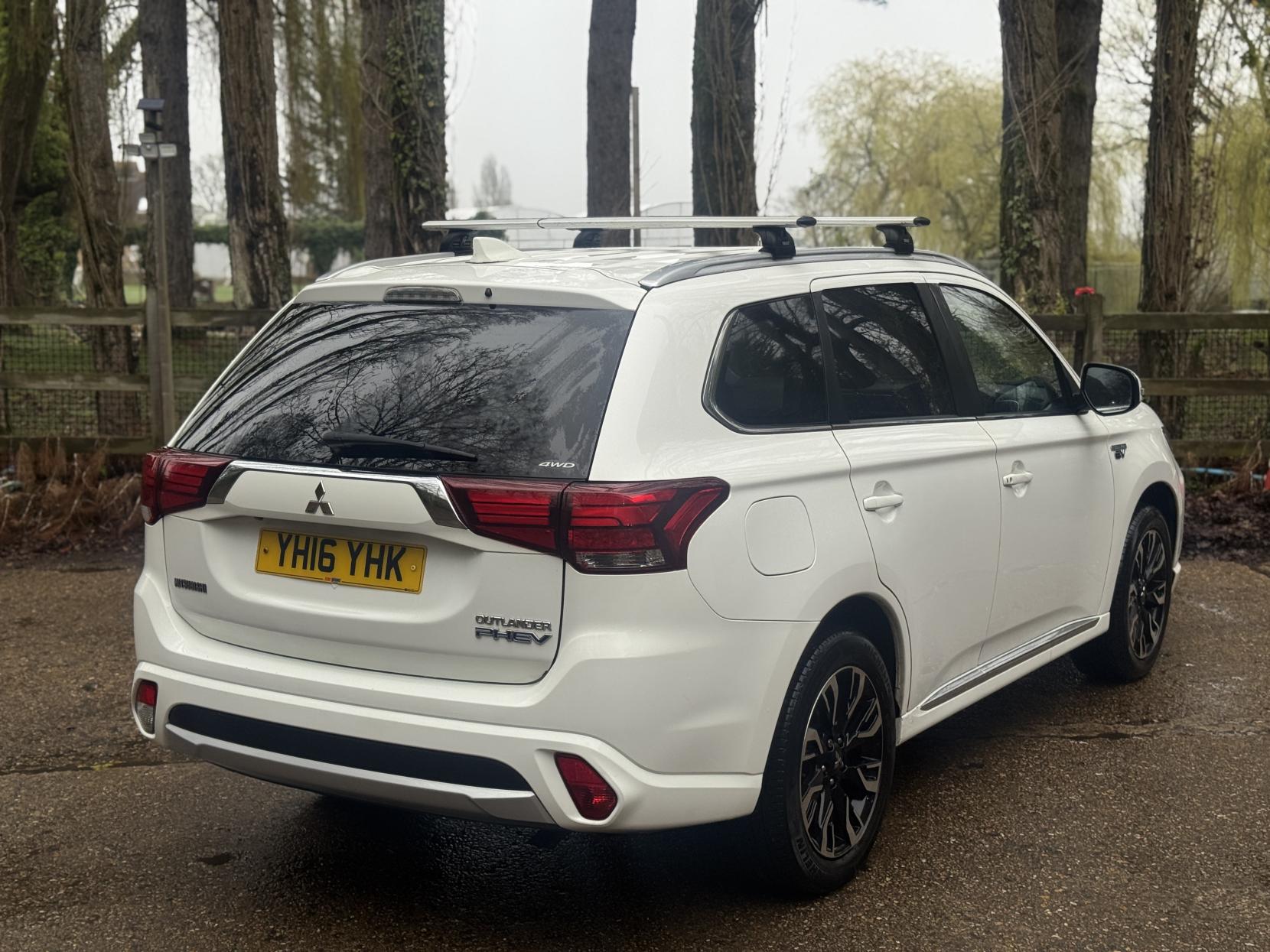 Mitsubishi Outlander 2.0h 12kWh GX4h SUV 5dr Petrol Plug-in Hybrid CVT 4WD Euro 6 (s/s) (200 ps)