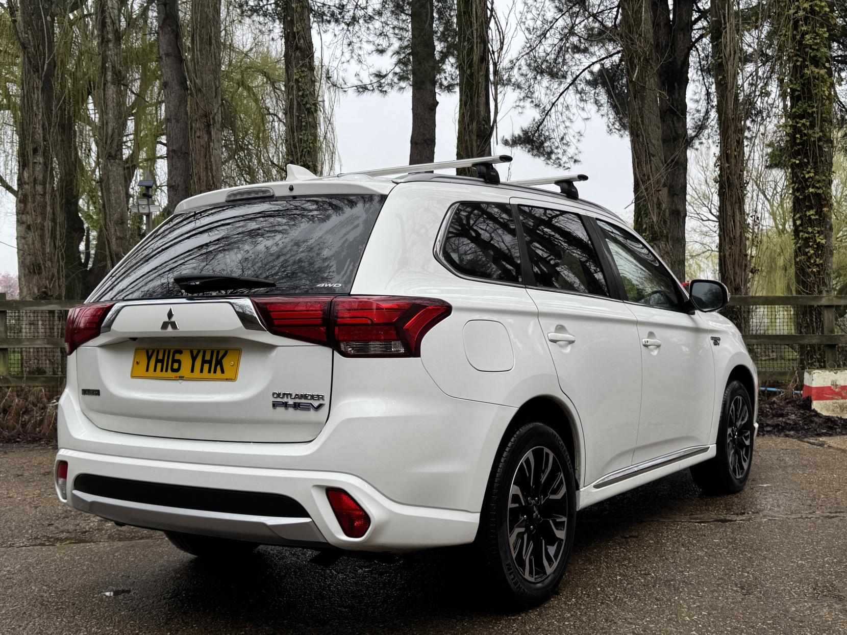 Mitsubishi Outlander 2.0h 12kWh GX4h SUV 5dr Petrol Plug-in Hybrid CVT 4WD Euro 6 (s/s) (200 ps)