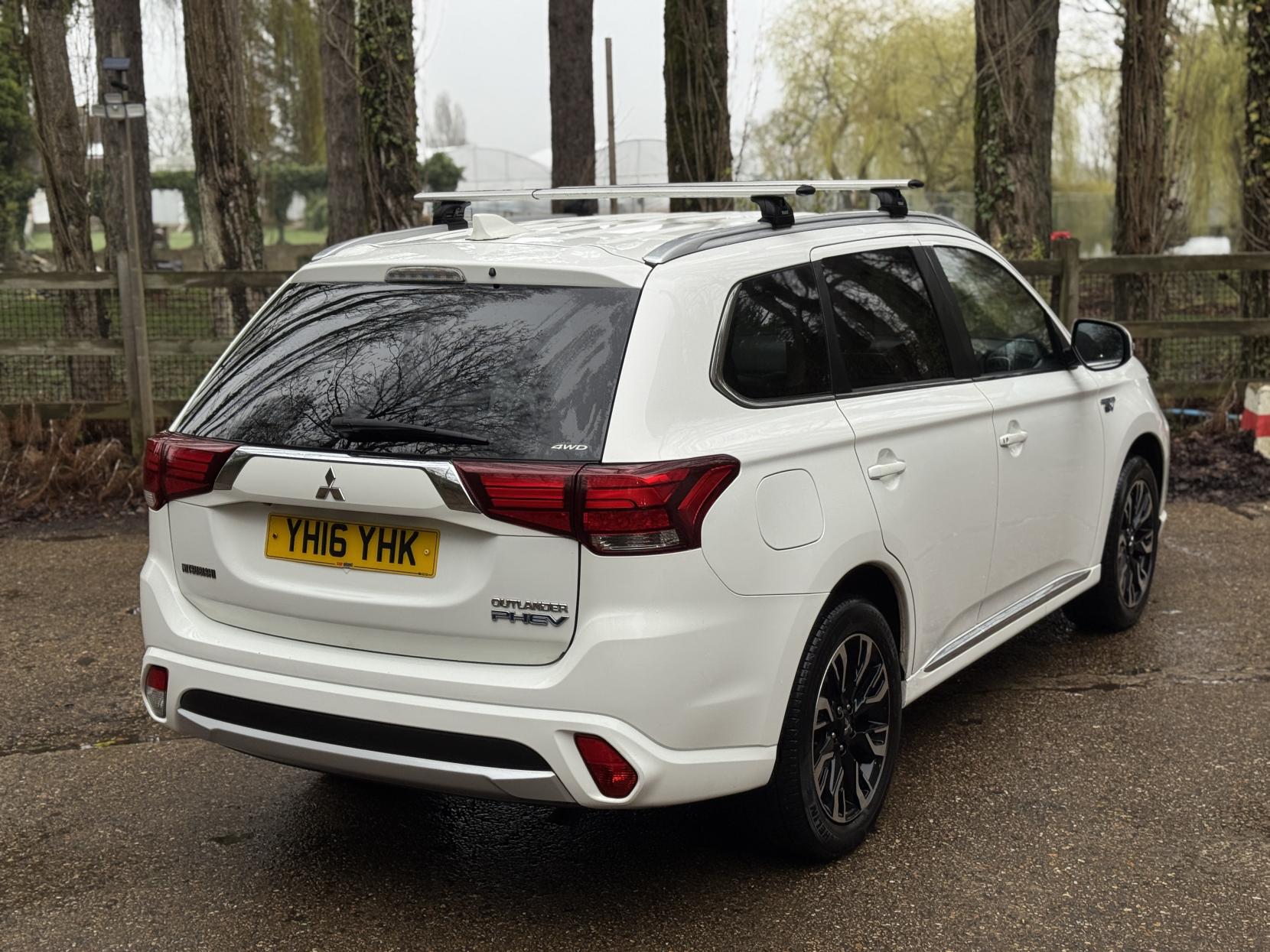 Mitsubishi Outlander 2.0h 12kWh GX4h SUV 5dr Petrol Plug-in Hybrid CVT 4WD Euro 6 (s/s) (200 ps)