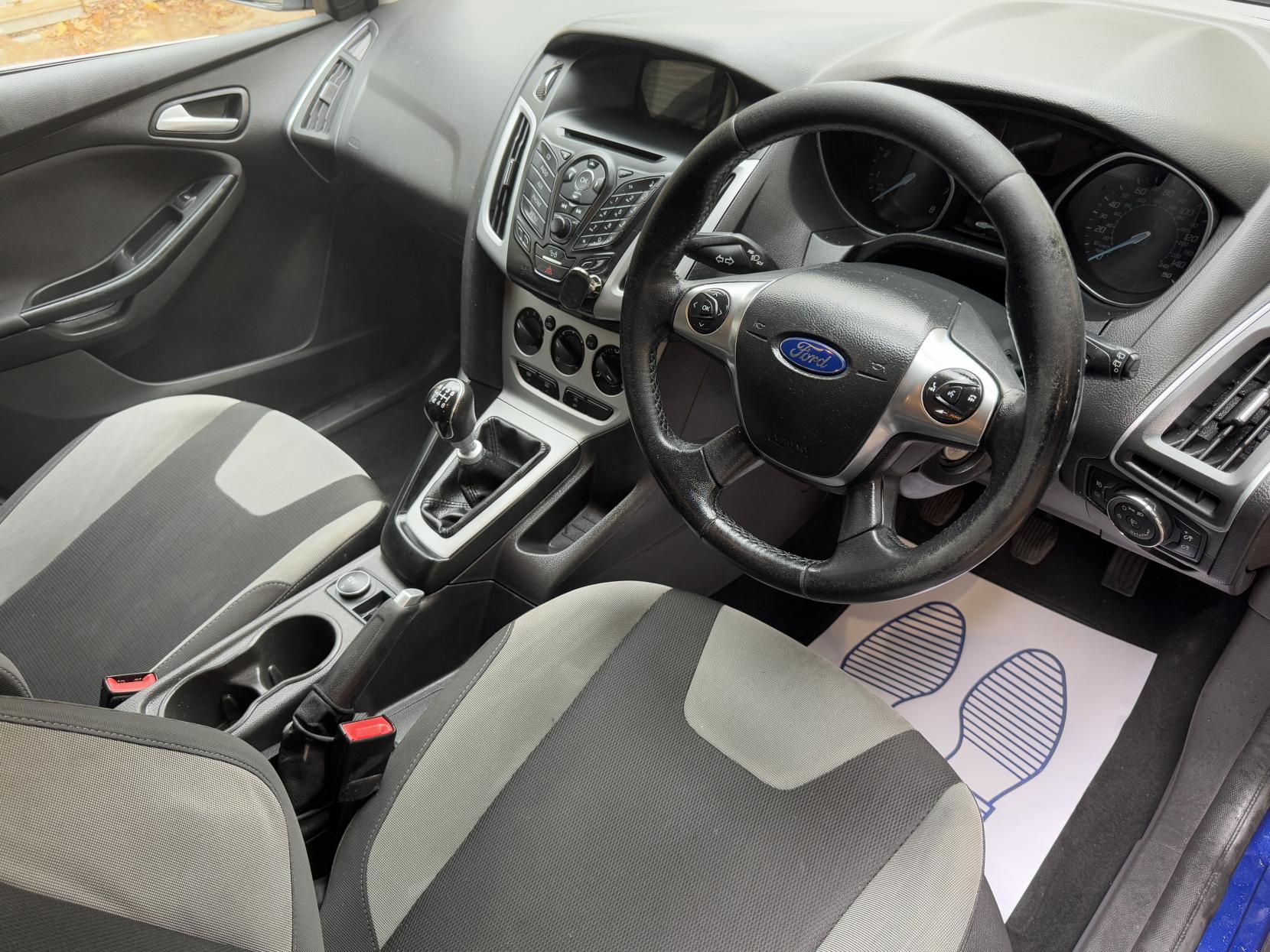 Ford Focus 1.0T EcoBoost Zetec Hatchback 5dr Petrol Manual Euro 5 (s/s) (125 ps)