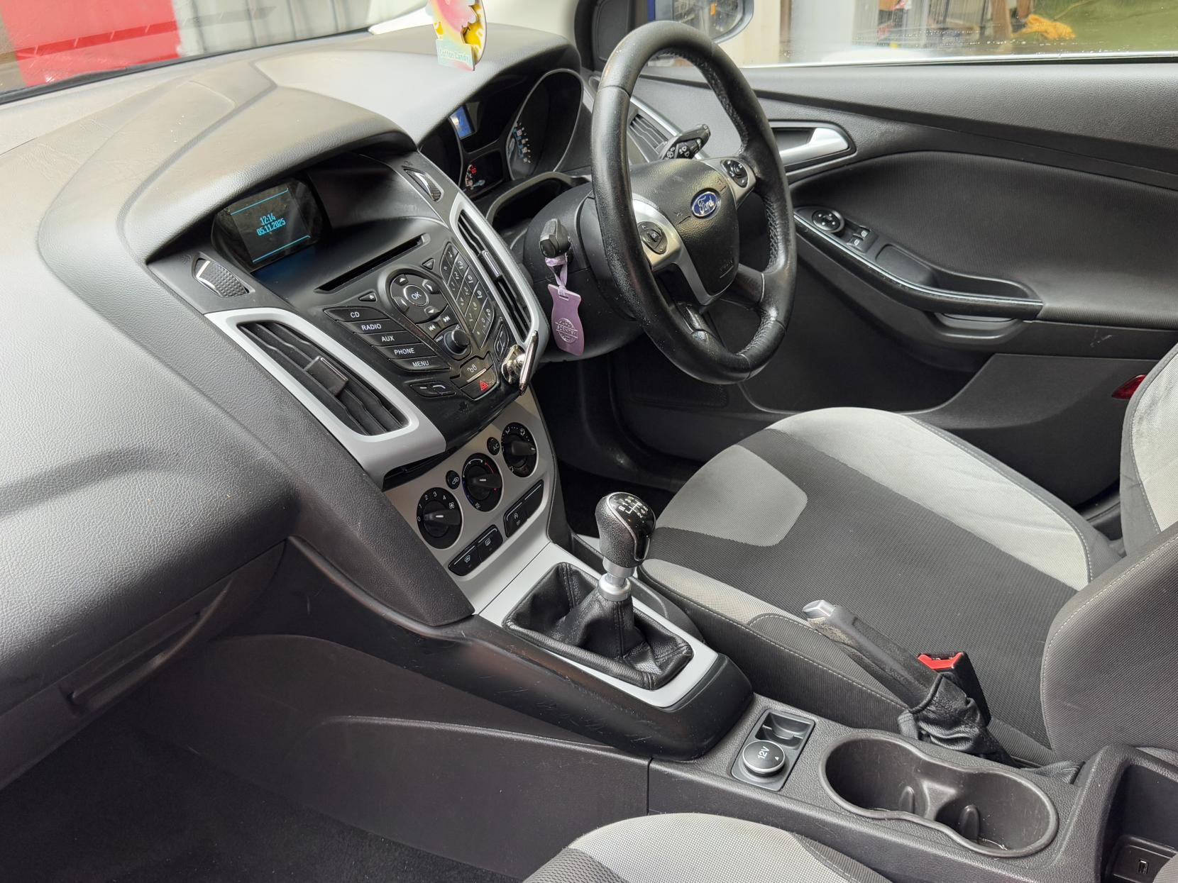 Ford Focus 1.0T EcoBoost Zetec Hatchback 5dr Petrol Manual Euro 5 (s/s) (125 ps)