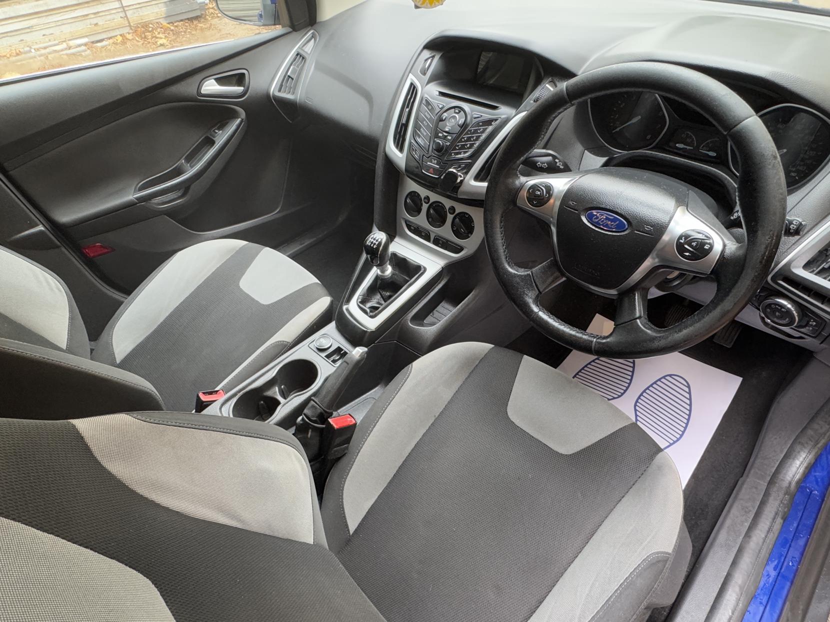 Ford Focus 1.0T EcoBoost Zetec Hatchback 5dr Petrol Manual Euro 5 (s/s) (125 ps)