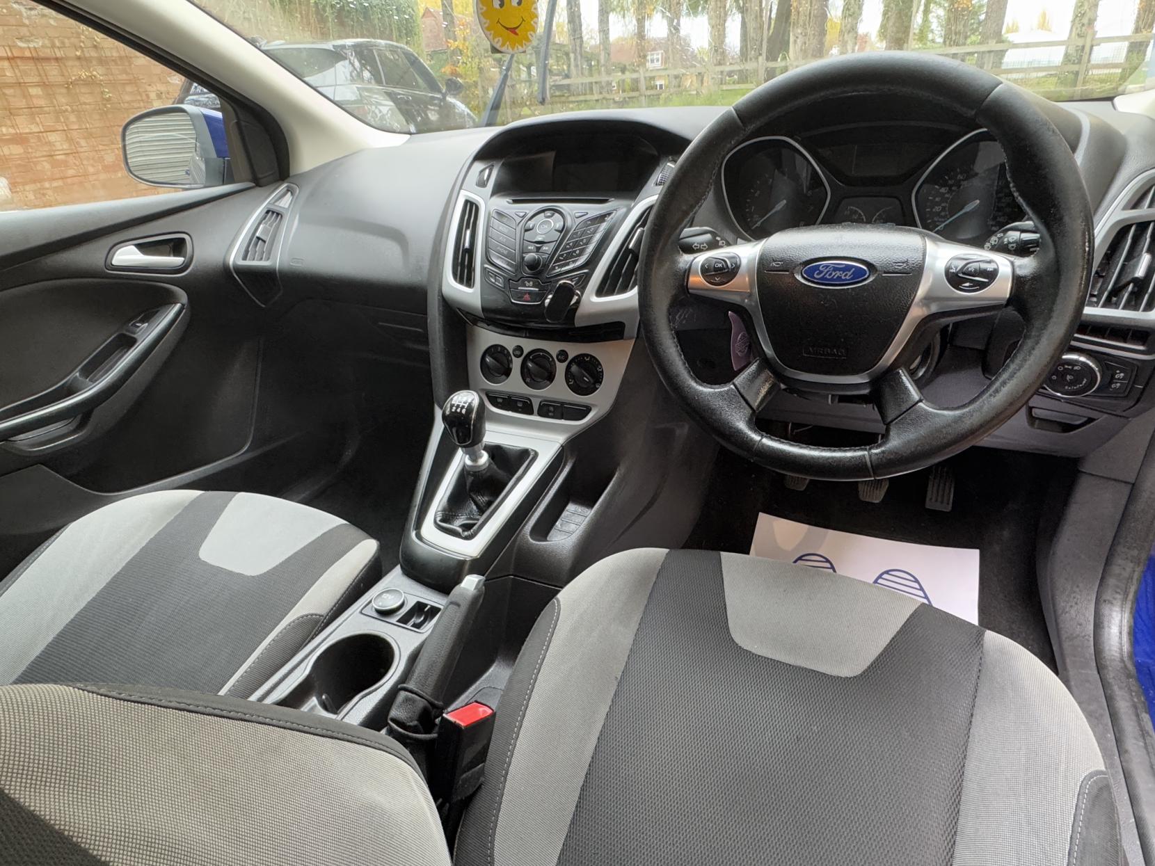 Ford Focus 1.0T EcoBoost Zetec Hatchback 5dr Petrol Manual Euro 5 (s/s) (125 ps)