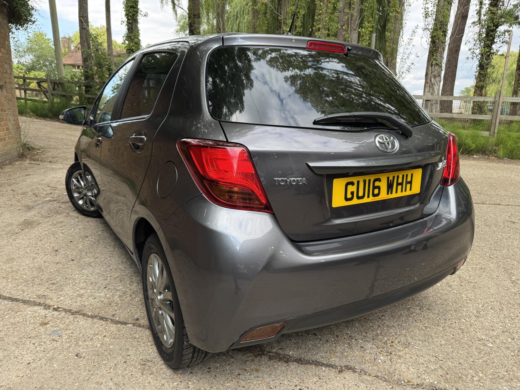 Toyota Yaris 1.33 Dual VVT-i Icon Hatchback 5dr Petrol Manual Euro 6 (99 ps)