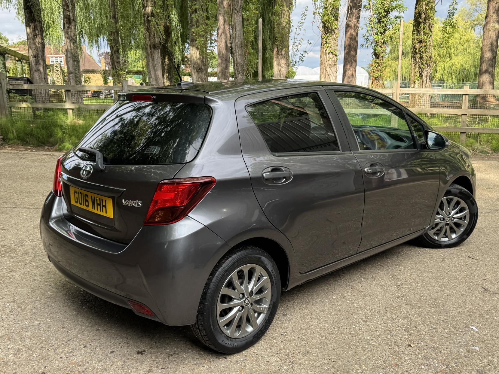 Toyota Yaris 1.33 Dual VVT-i Icon Hatchback 5dr Petrol Manual Euro 6 (99 ps)