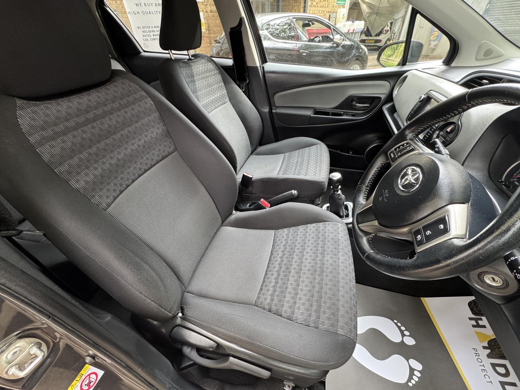 Toyota Yaris 1.33 Dual VVT-i Icon Hatchback 5dr Petrol Manual Euro 6 (99 ps)