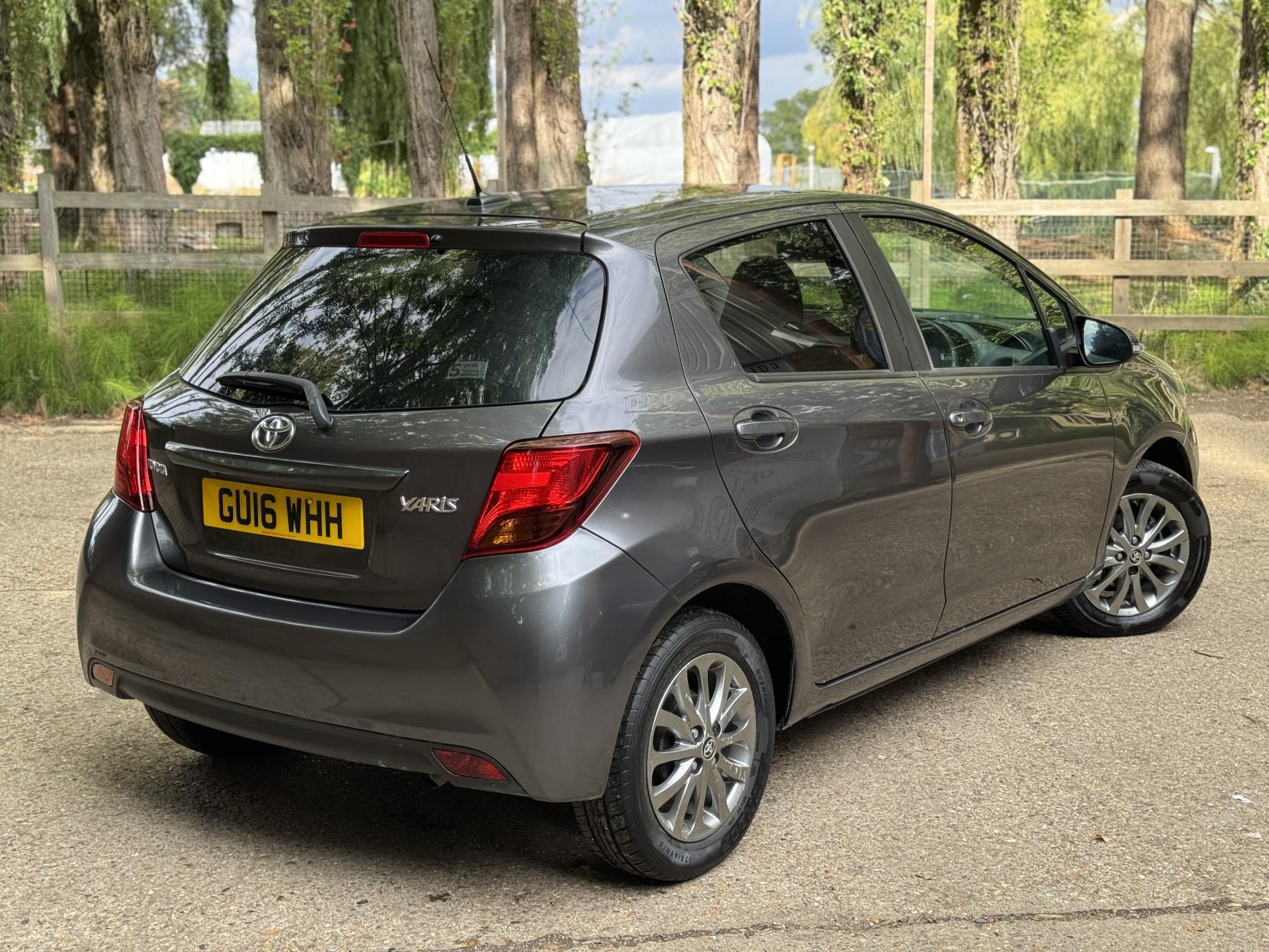 Toyota Yaris 1.33 Dual VVT-i Icon Hatchback 5dr Petrol Manual Euro 6 (99 ps)