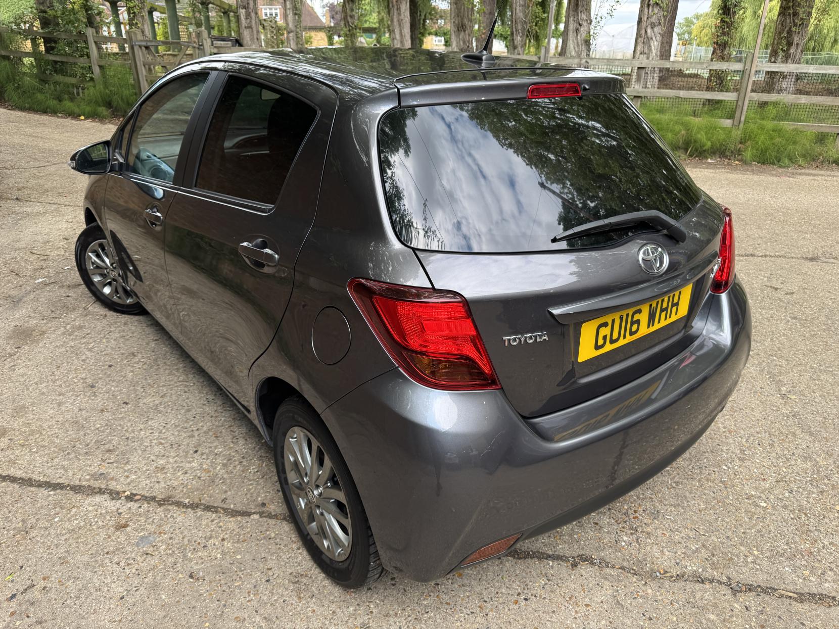 Toyota Yaris 1.33 Dual VVT-i Icon Hatchback 5dr Petrol Manual Euro 6 (99 ps)