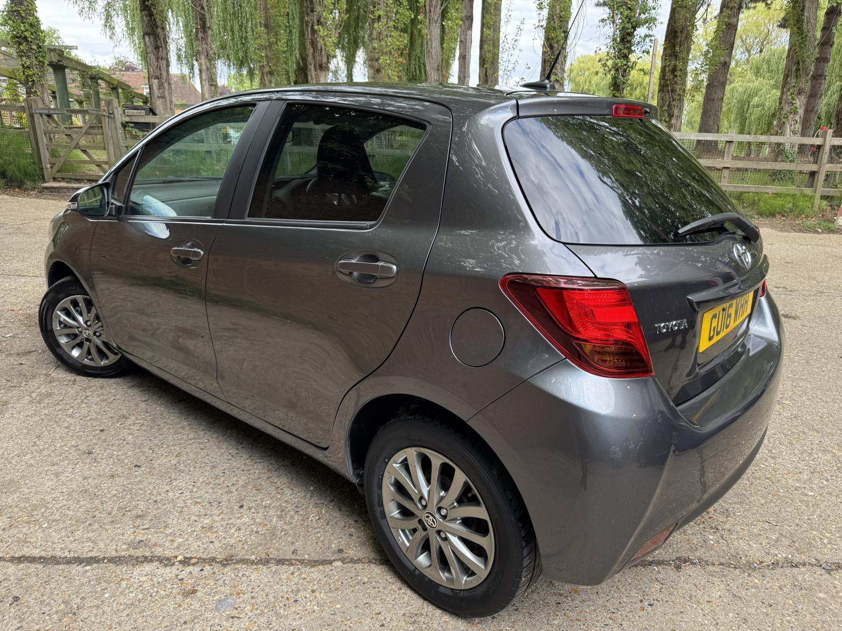 Toyota Yaris 1.33 Dual VVT-i Icon Hatchback 5dr Petrol Manual Euro 6 (99 ps)