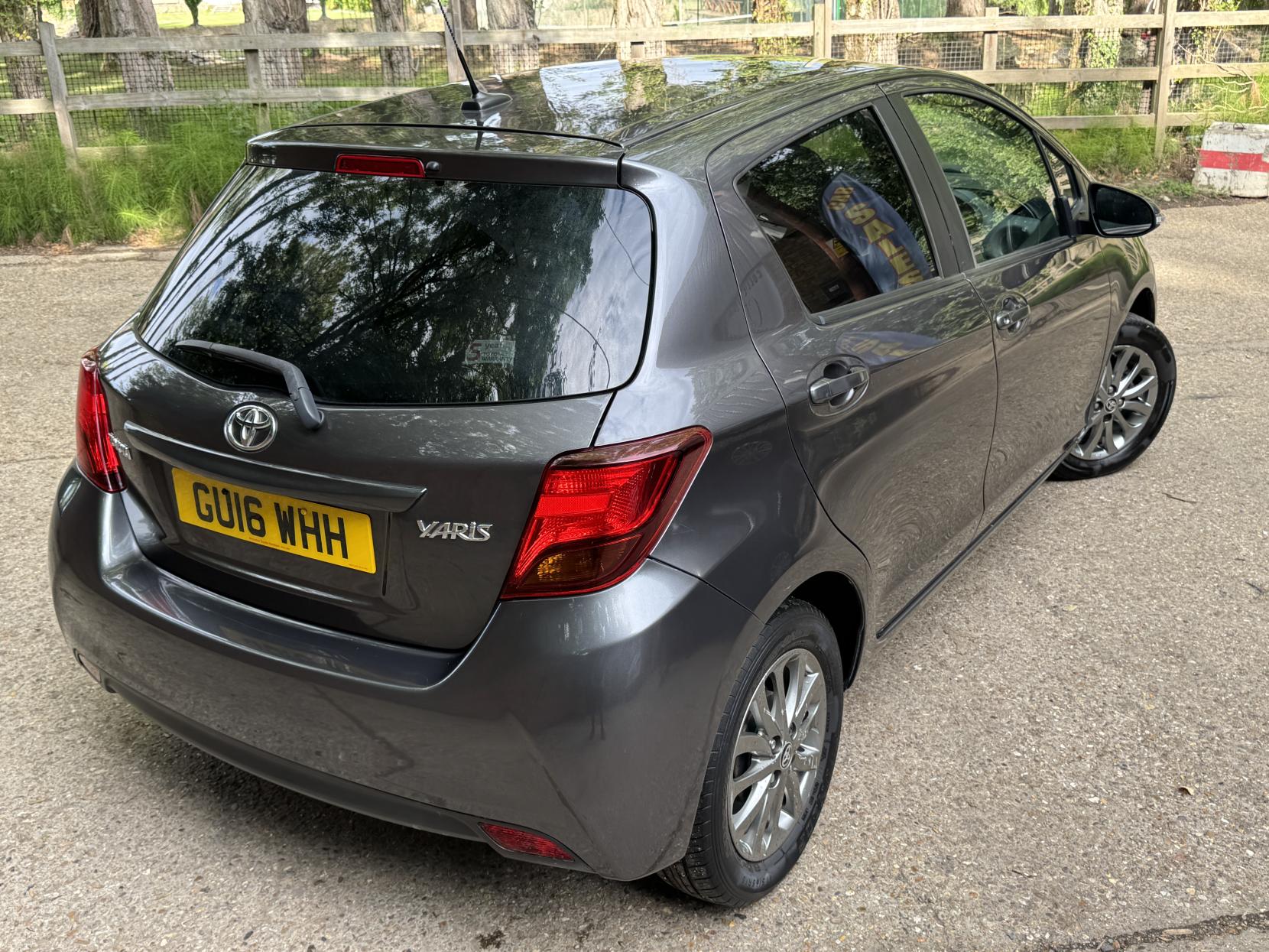 Toyota Yaris 1.33 Dual VVT-i Icon Hatchback 5dr Petrol Manual Euro 6 (99 ps)