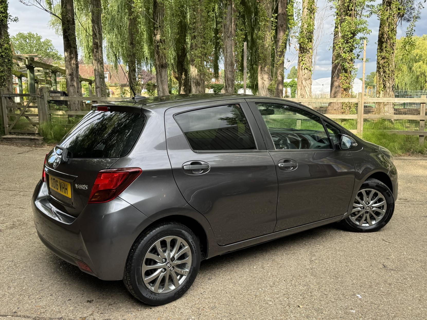 Toyota Yaris 1.33 Dual VVT-i Icon Hatchback 5dr Petrol Manual Euro 6 (99 ps)