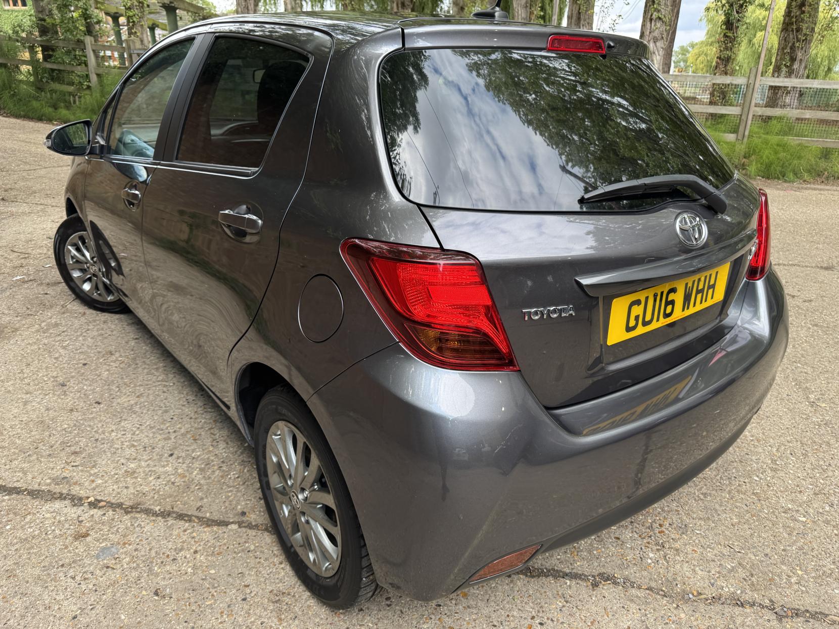 Toyota Yaris 1.33 Dual VVT-i Icon Hatchback 5dr Petrol Manual Euro 6 (99 ps)