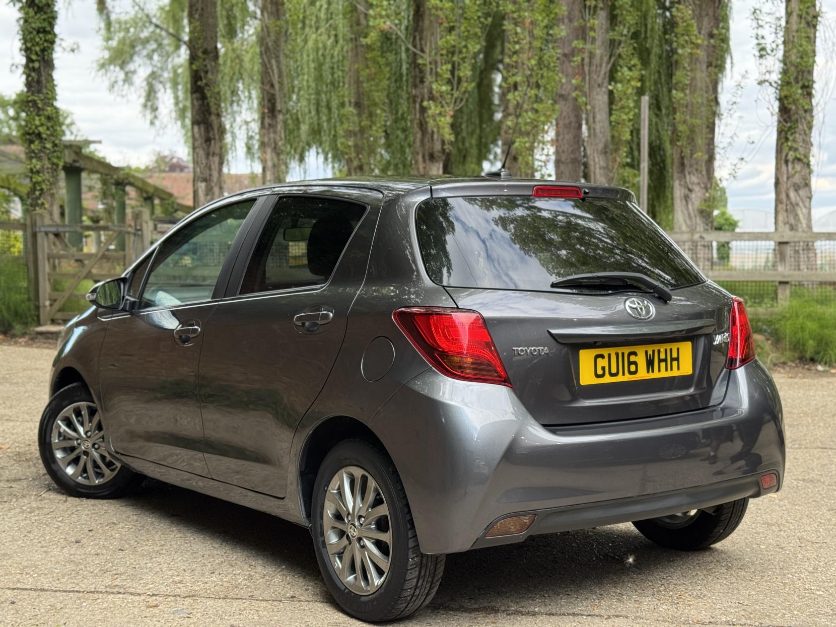 Toyota Yaris 1.33 Dual VVT-i Icon Hatchback 5dr Petrol Manual Euro 6 (99 ps)