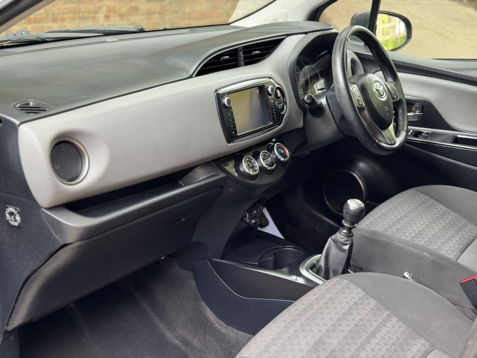 Toyota Yaris 1.33 Dual VVT-i Icon Hatchback 5dr Petrol Manual Euro 6 (99 ps)