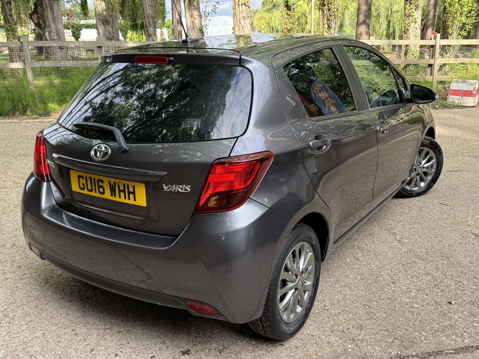 Toyota Yaris 1.33 Dual VVT-i Icon Hatchback 5dr Petrol Manual Euro 6 (99 ps)