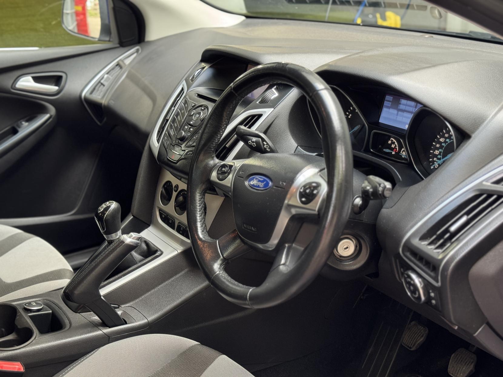 Ford Focus 1.0T EcoBoost Zetec Navigator Hatchback 5dr Petrol Manual Euro 5 (s/s) (100 ps)