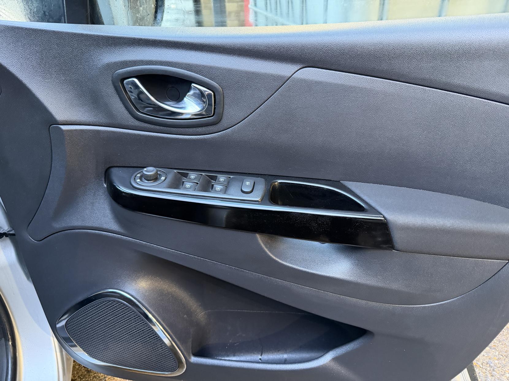 Renault Captur 1.2 TCe ENERGY Dynamique S Nav SUV 5dr Petrol Manual Euro 6 (s/s) (120 ps)