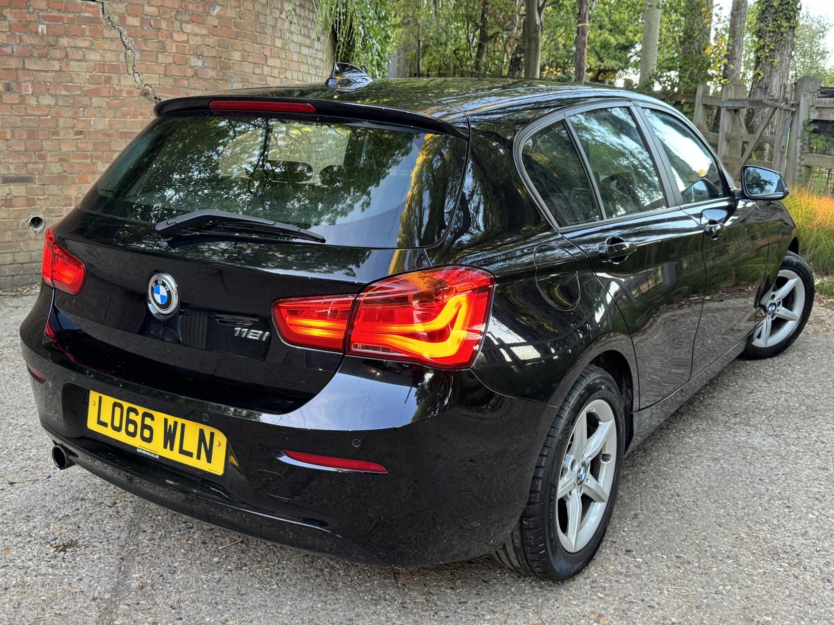 BMW 1 Series 1.5 118i SE Hatchback 5dr Petrol Manual Euro 6 (s/s) (136 ps)