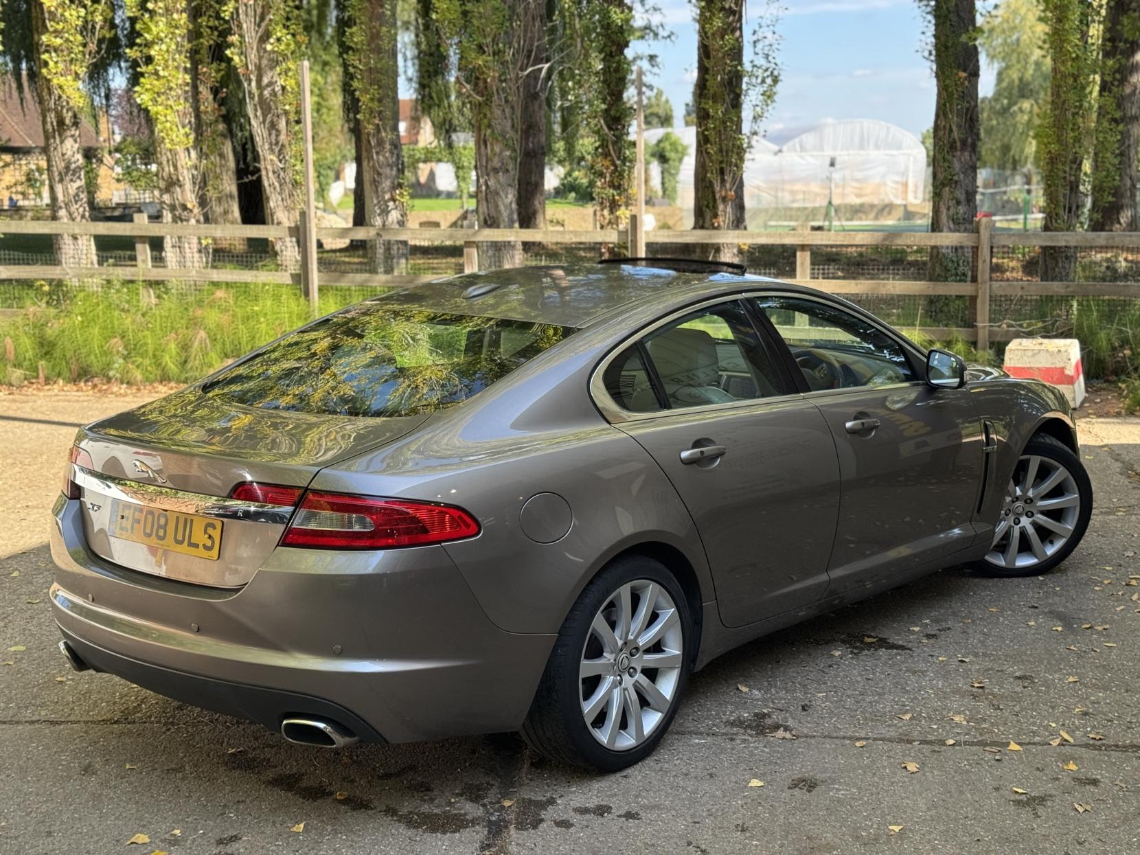 Jaguar XF 2.7d V6 Premium Luxury Saloon 4dr Diesel Auto Euro 4 (207 ps)