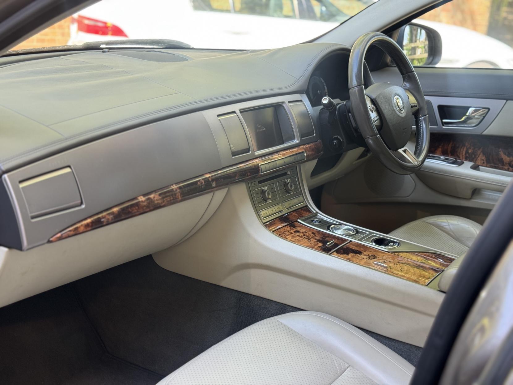 Jaguar XF 2.7d V6 Premium Luxury Saloon 4dr Diesel Auto Euro 4 (207 ps)