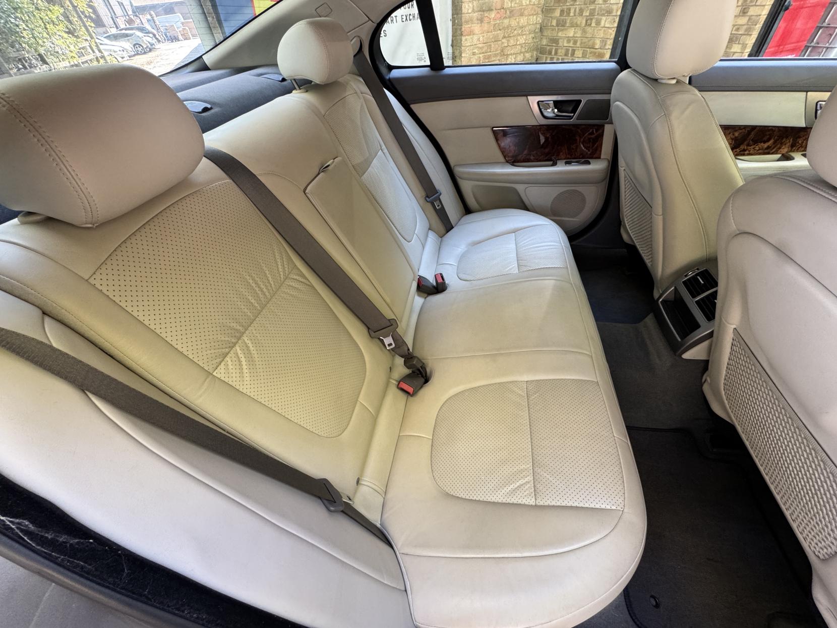 Jaguar XF 2.7d V6 Premium Luxury Saloon 4dr Diesel Auto Euro 4 (207 ps)