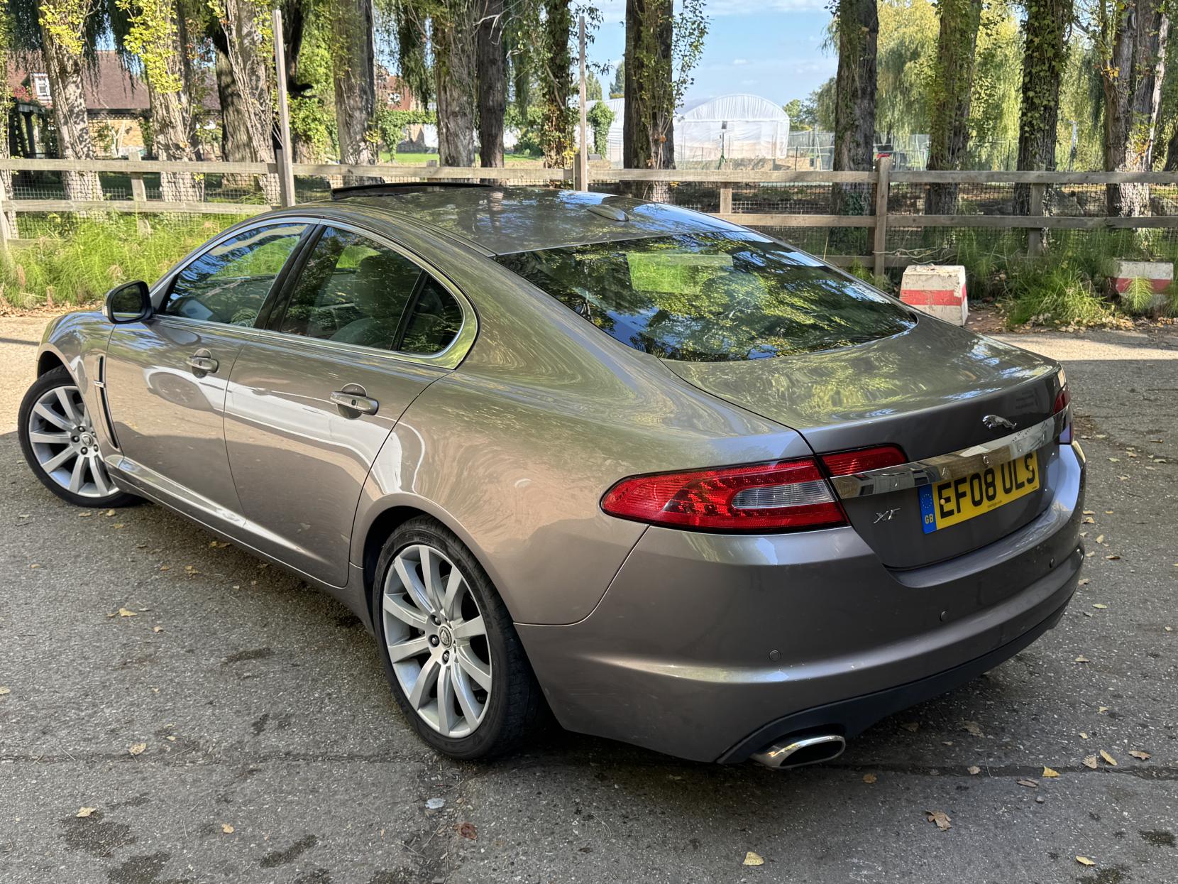 Jaguar XF 2.7d V6 Premium Luxury Saloon 4dr Diesel Auto Euro 4 (207 ps)