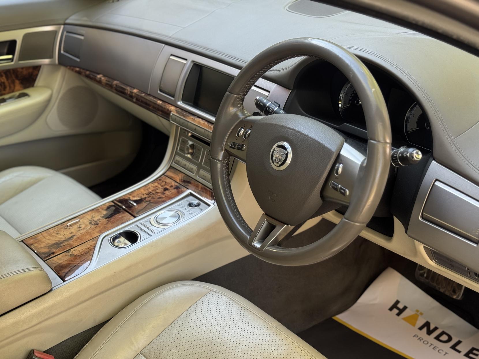 Jaguar XF 2.7d V6 Premium Luxury Saloon 4dr Diesel Auto Euro 4 (207 ps)