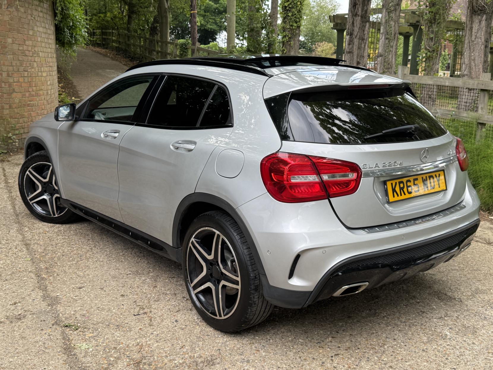 Mercedes-Benz GLA 2.1 GLA220d AMG Line (Premium Plus) SUV 5dr Diesel 7G-DCT 4MATIC Euro 6 (s/s) (177 ps)