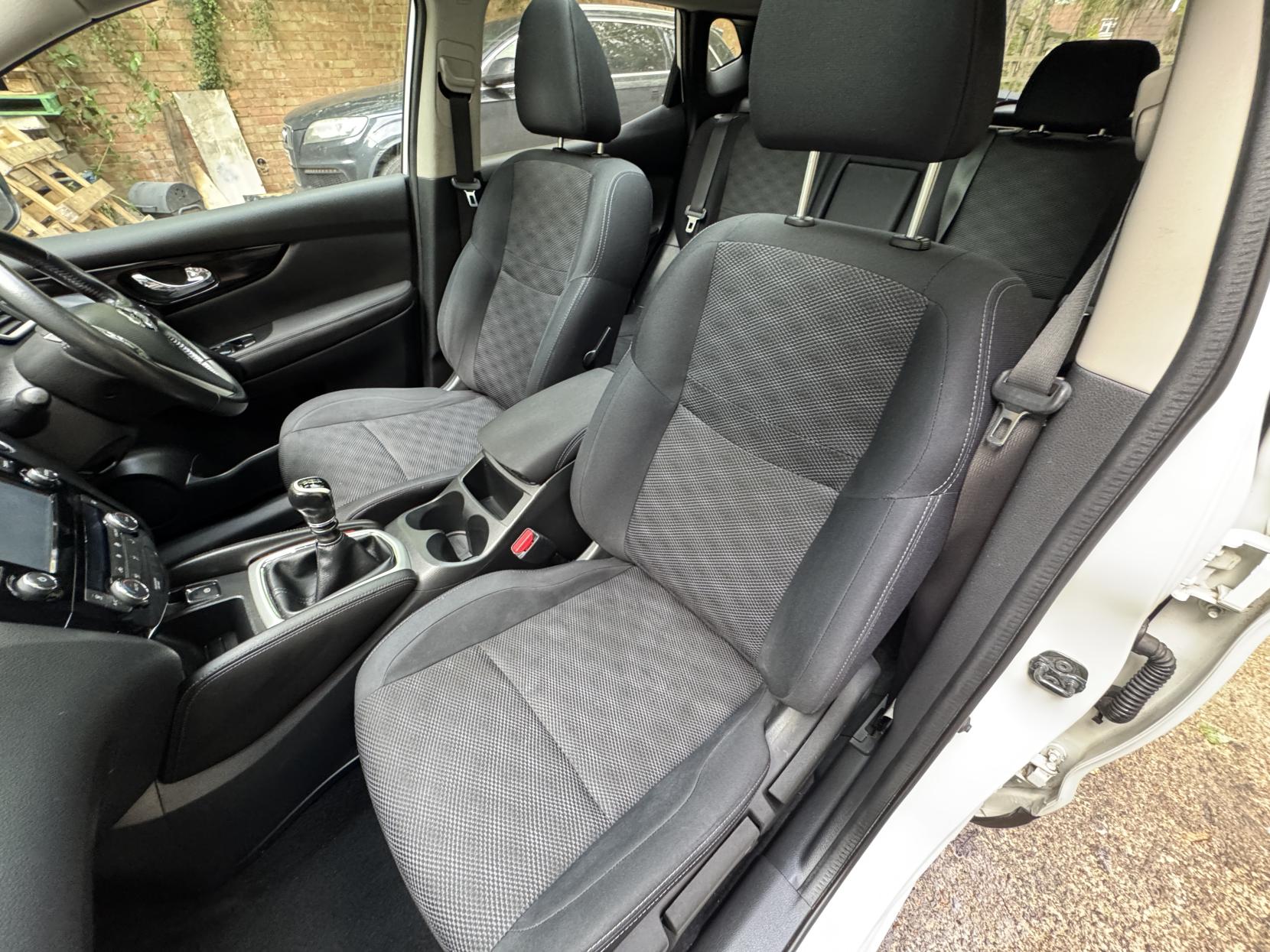 Nissan Qashqai 1.2 DIG-T N-Connecta SUV 5dr Petrol Manual 2WD Euro 6 (s/s) (115 ps)