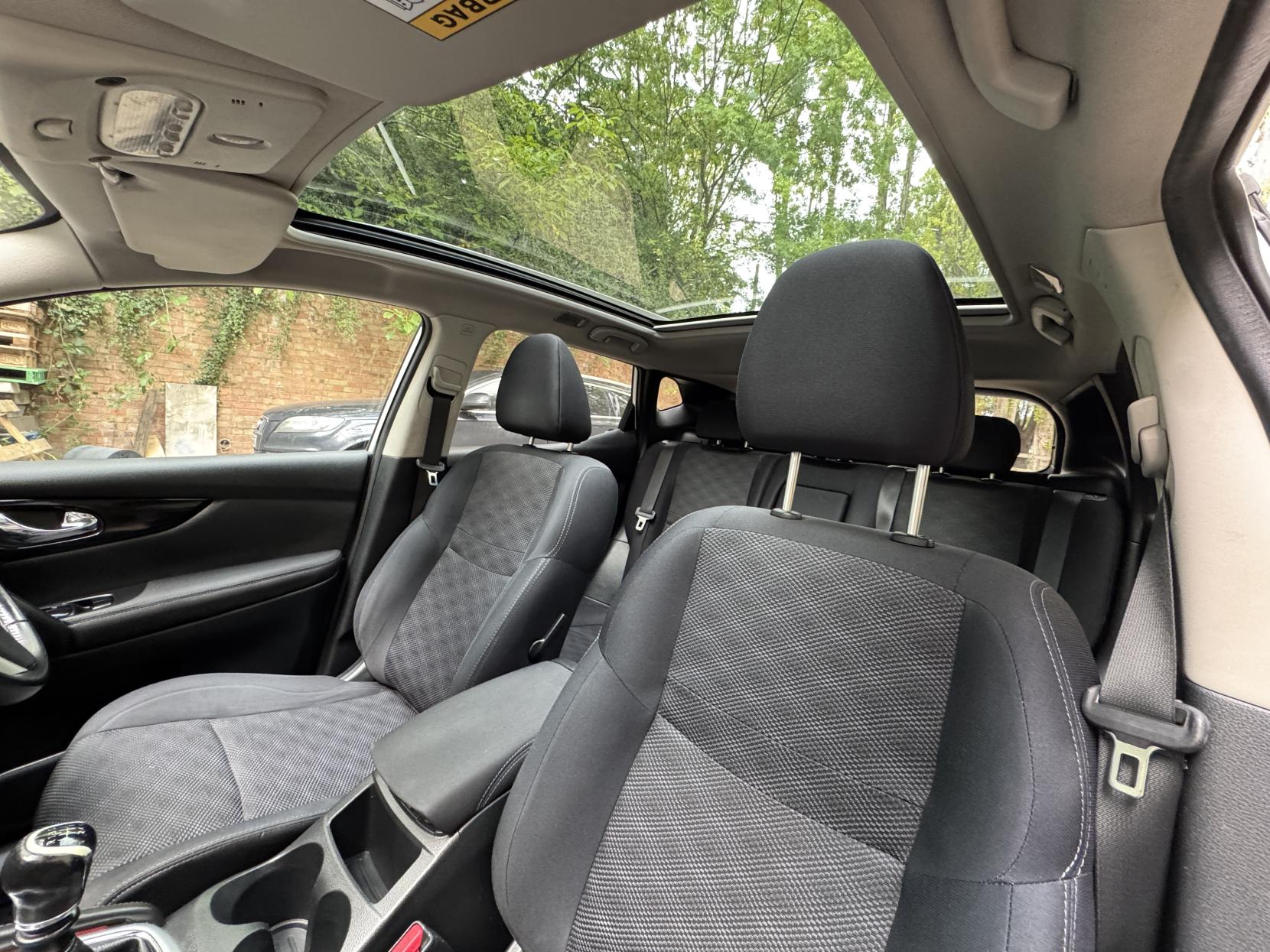 Nissan Qashqai 1.2 DIG-T N-Connecta SUV 5dr Petrol Manual 2WD Euro 6 (s/s) (115 ps)